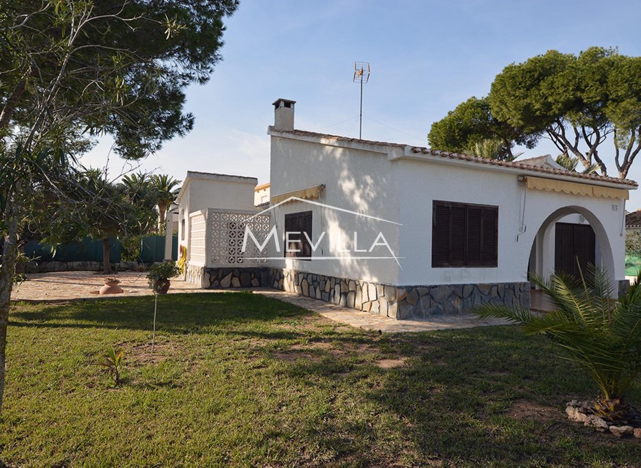 BEAUTIFUL VILLA ON ONE FLOOR 300 METERS FROM THE BEACH IN CABO ROIG