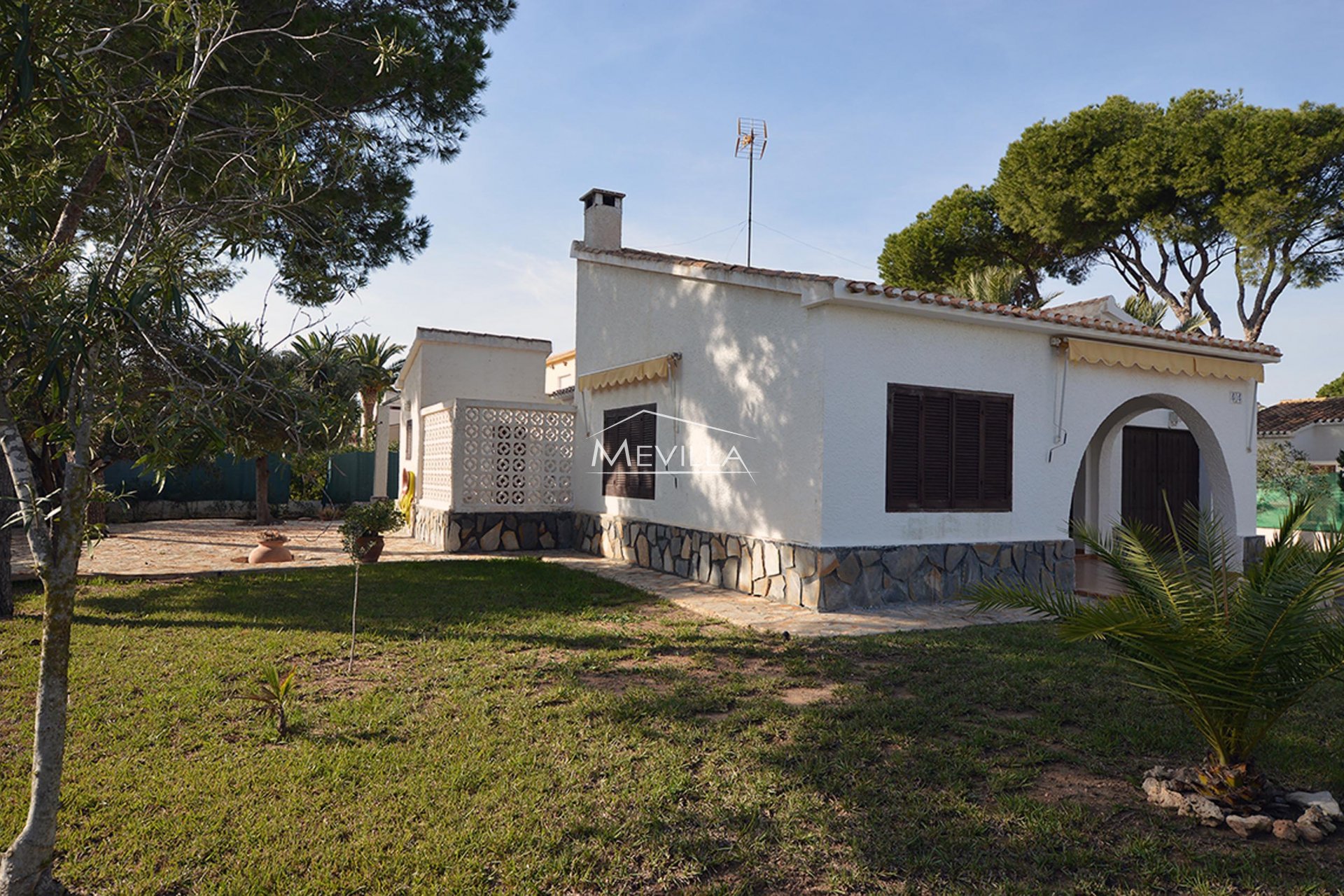BEAUTIFUL VILLA ON ONE FLOOR 300 METERS FROM THE BEACH IN CABO ROIG