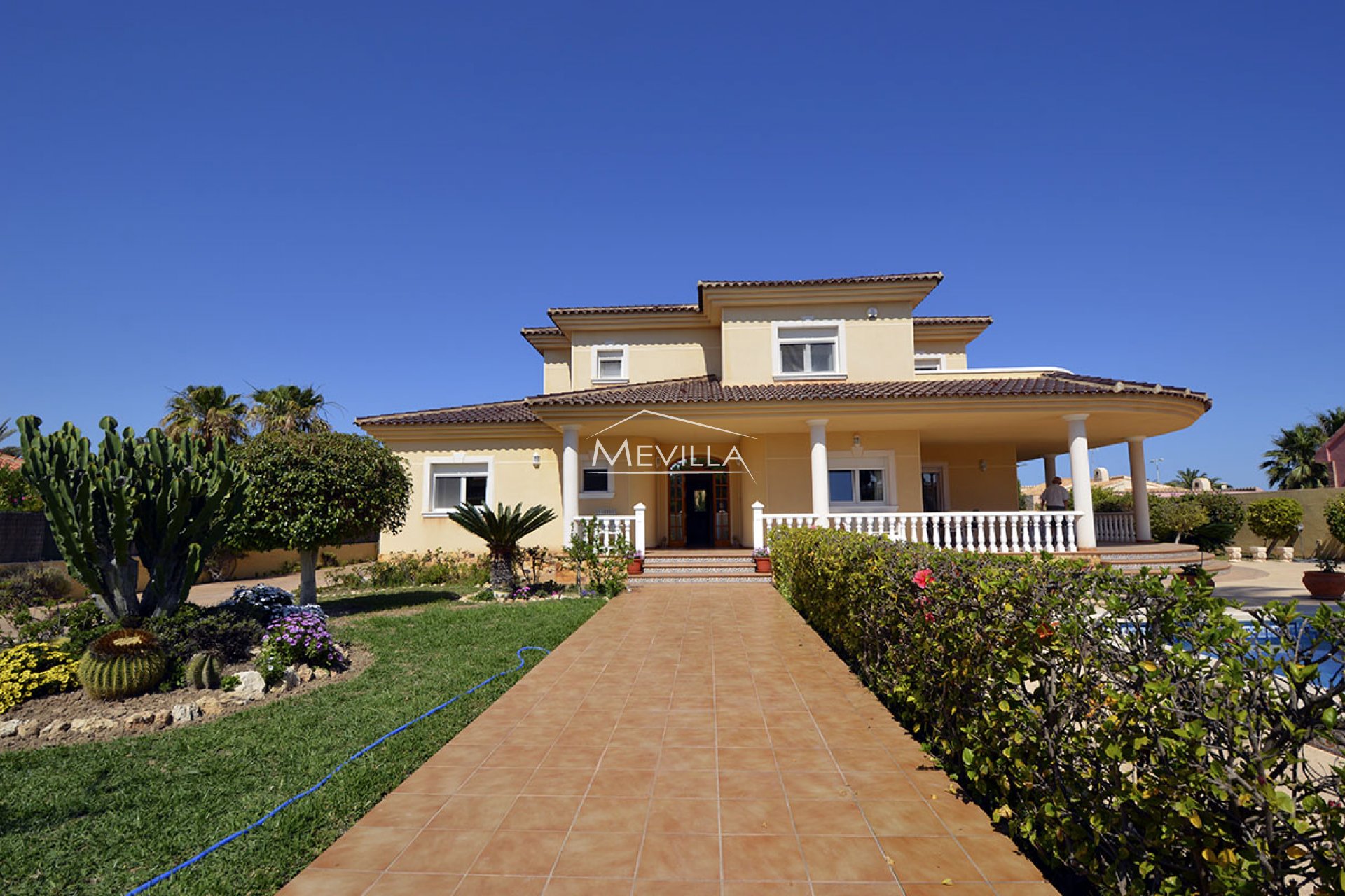 BEAUTIFUL VILLA WITH SEAVIEWS ON BIG PLOT IN CABO ROIG