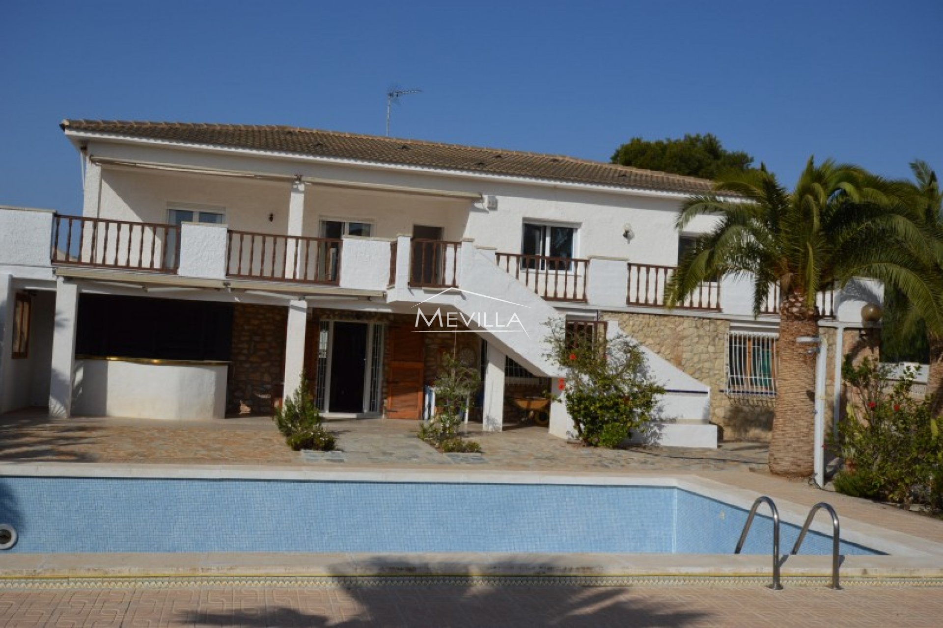 BIG VILLA FOR TWO FAMILIES ON A HUGE PLOT OF 1,200 M2 FOR SALE IN LA ZENIA