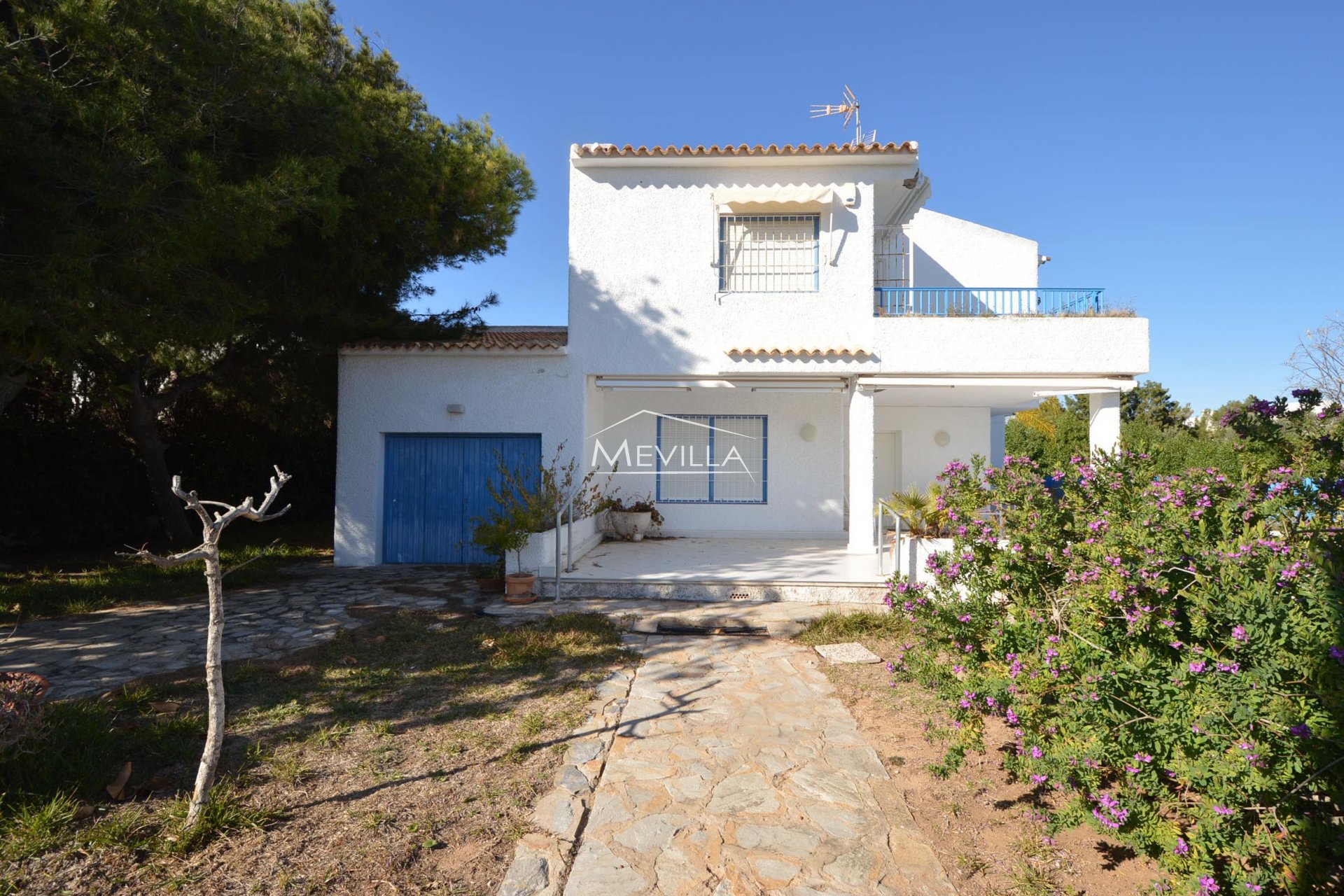 DETACHED PROPERTY WITH SEA VIEWS VERY CLOSE BY THE BEACH