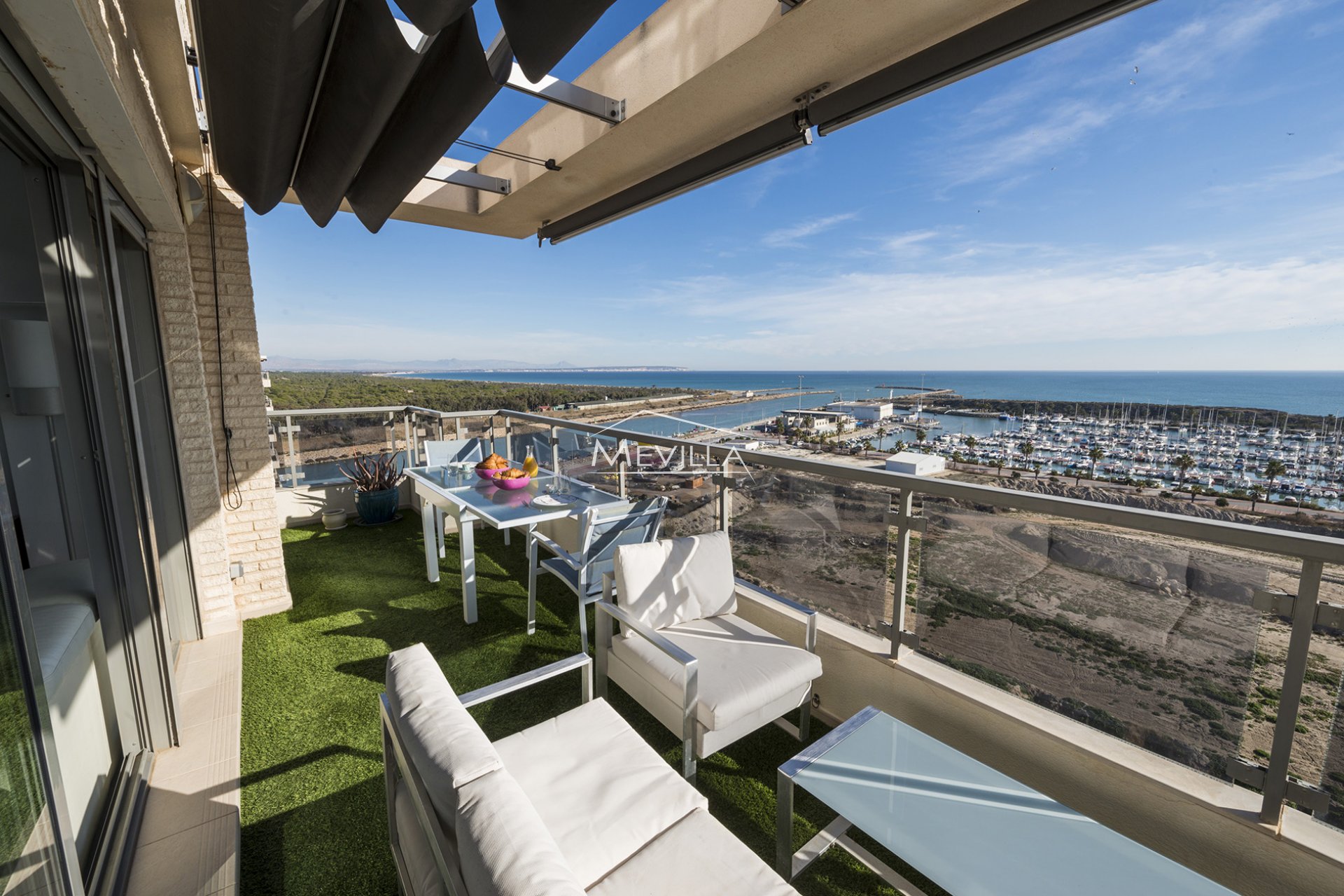 OPPORTUNITY! A LUXURY FRONTLINE PENTHOUSE WITH SPECTACULAR SEA VIEWS FOR SALE