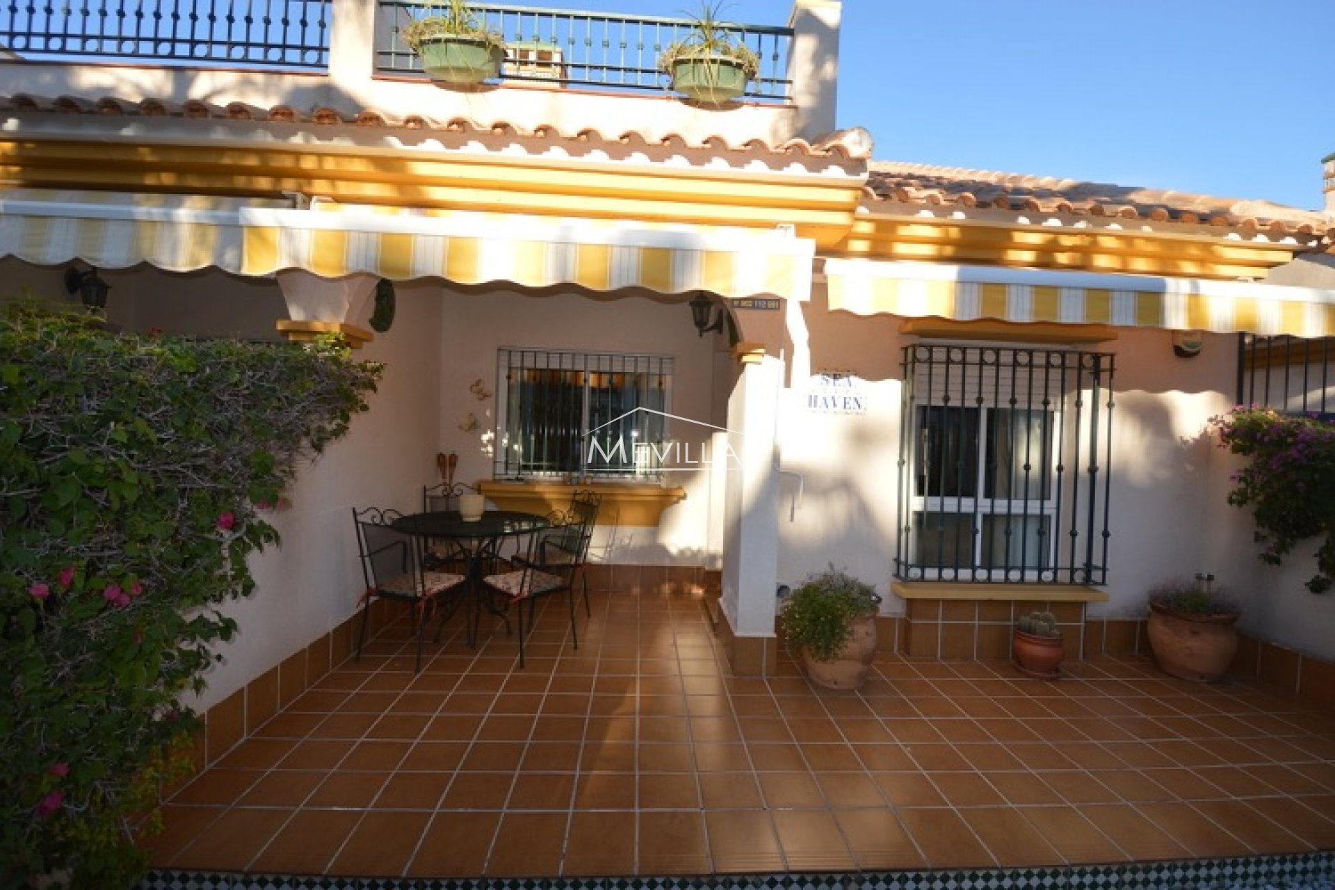 Townhouse in perfect and quiet location, 100 m from the sea and 100 m from bars, restaurants and all other amenities in Cabo Roig / Campoamor for sale