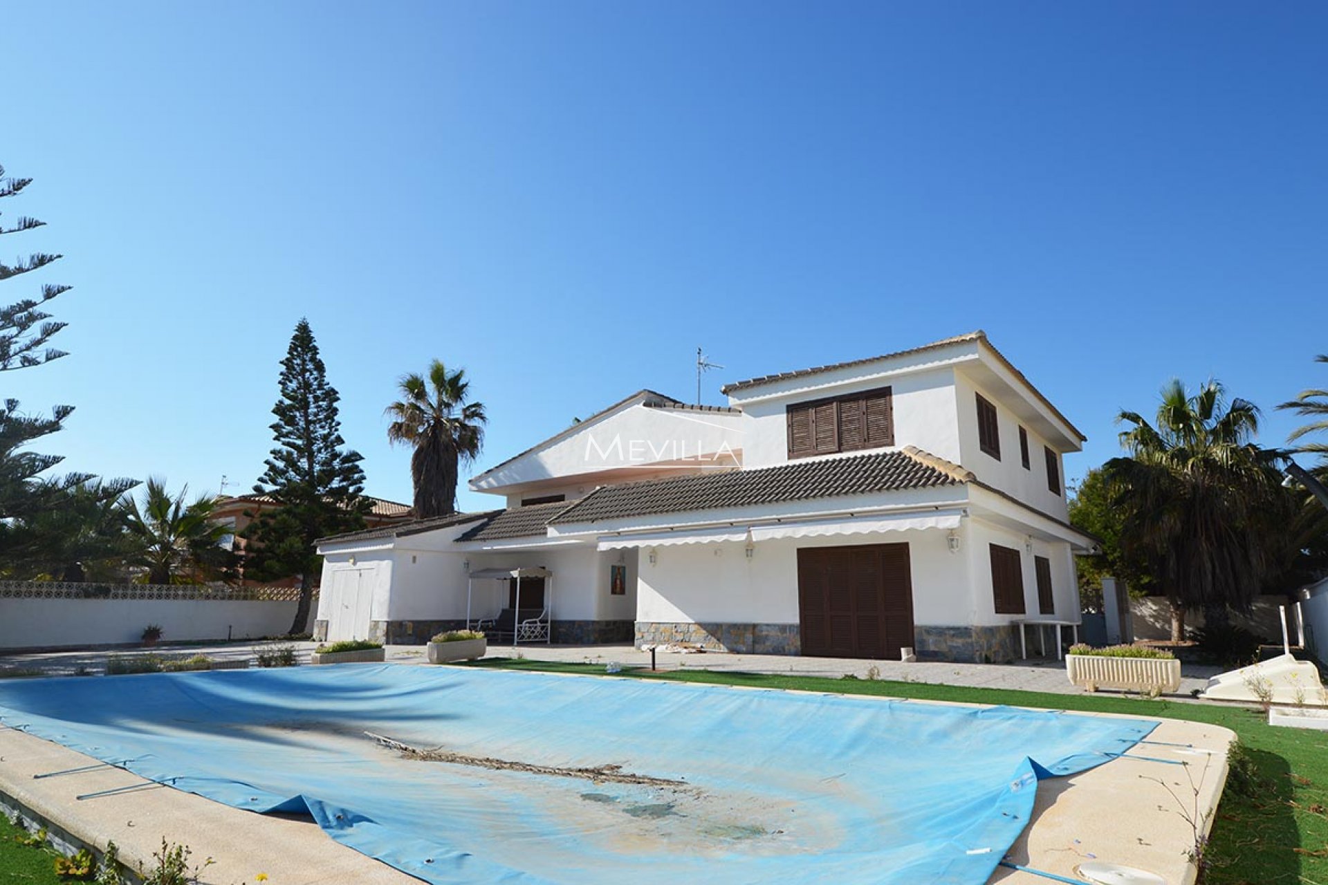 VILLA WITH A LARGE PLOT IN CABO ROIG FOR SALE