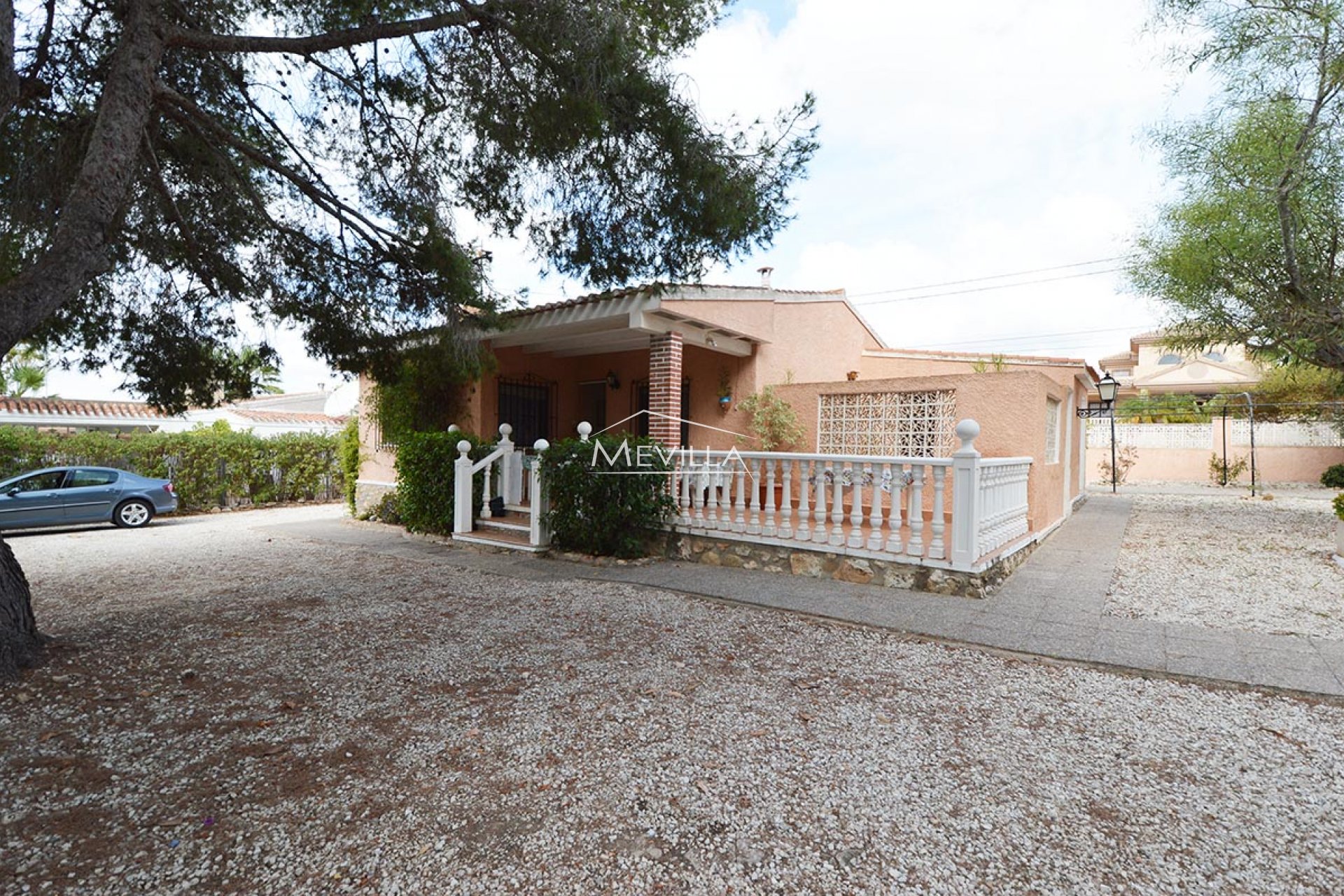 Villa with private pool and large plot in Pinar de Campoverde for sale