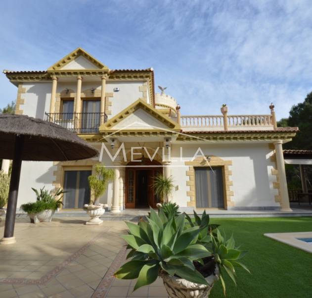 Außergewöhnliche Luxusvilla zum Verkauf in Campoamor, Orihuela Costa