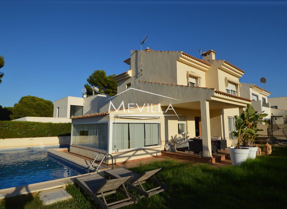 A modern house with a big swimming pool in Campoamor