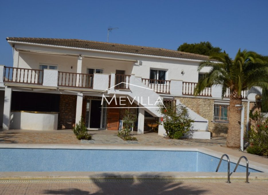 BIG VILLA FOR TWO FAMILIES ON A HUGE PLOT OF 1,200 M2 FOR SALE IN LA ZENIA
