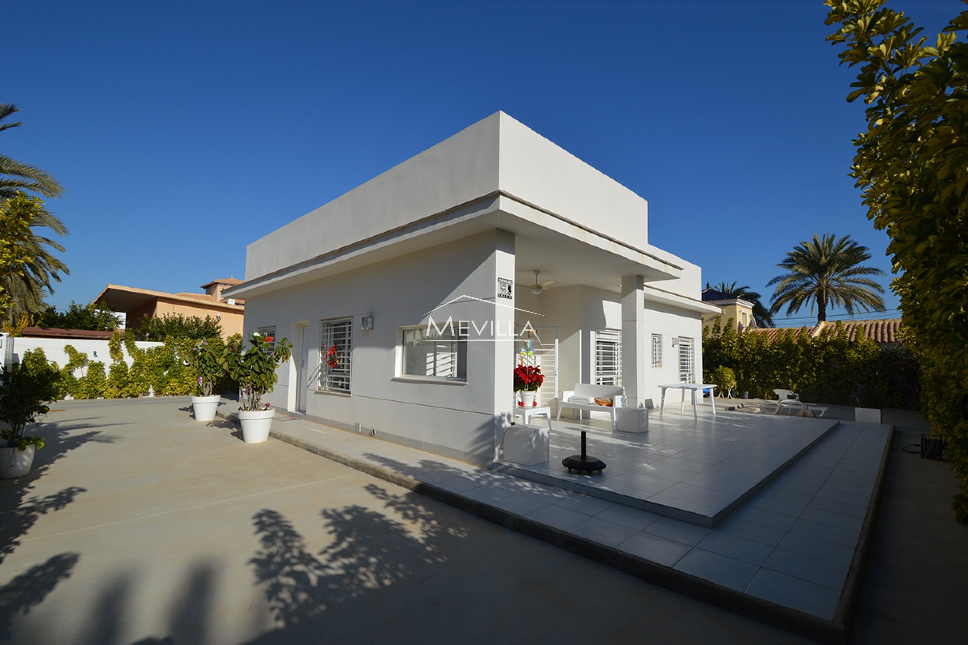 Bonita villa independiente a la venta en Cabo Roig.