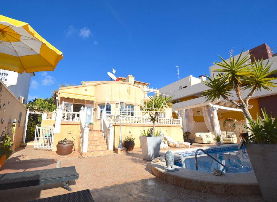 DETACHED VILLA WITH PRIVATE POOL IN PLAYA FLAMENCA
