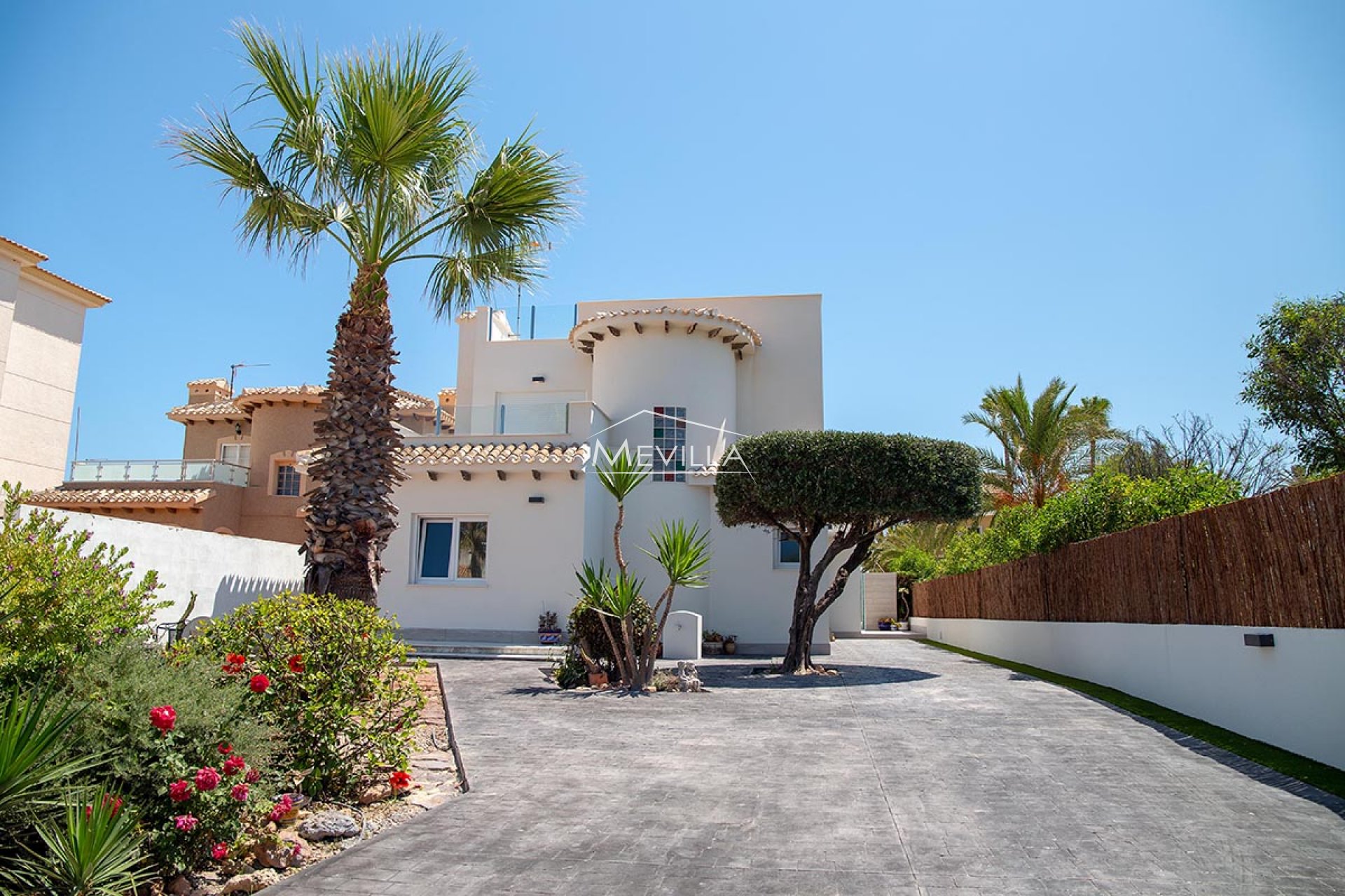 Die Villa in der zweiten Reihe des Strandes in Playa Flamenca.
