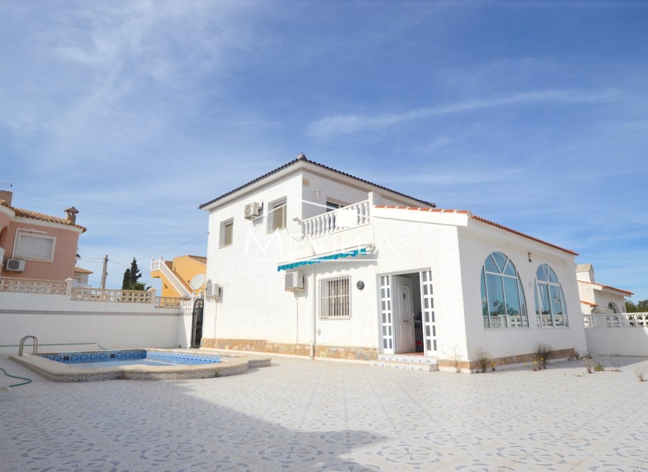 INDEPENDENT VILLA WITH PRIVATE POOL FOR SALE IN VILLAMARTIN.