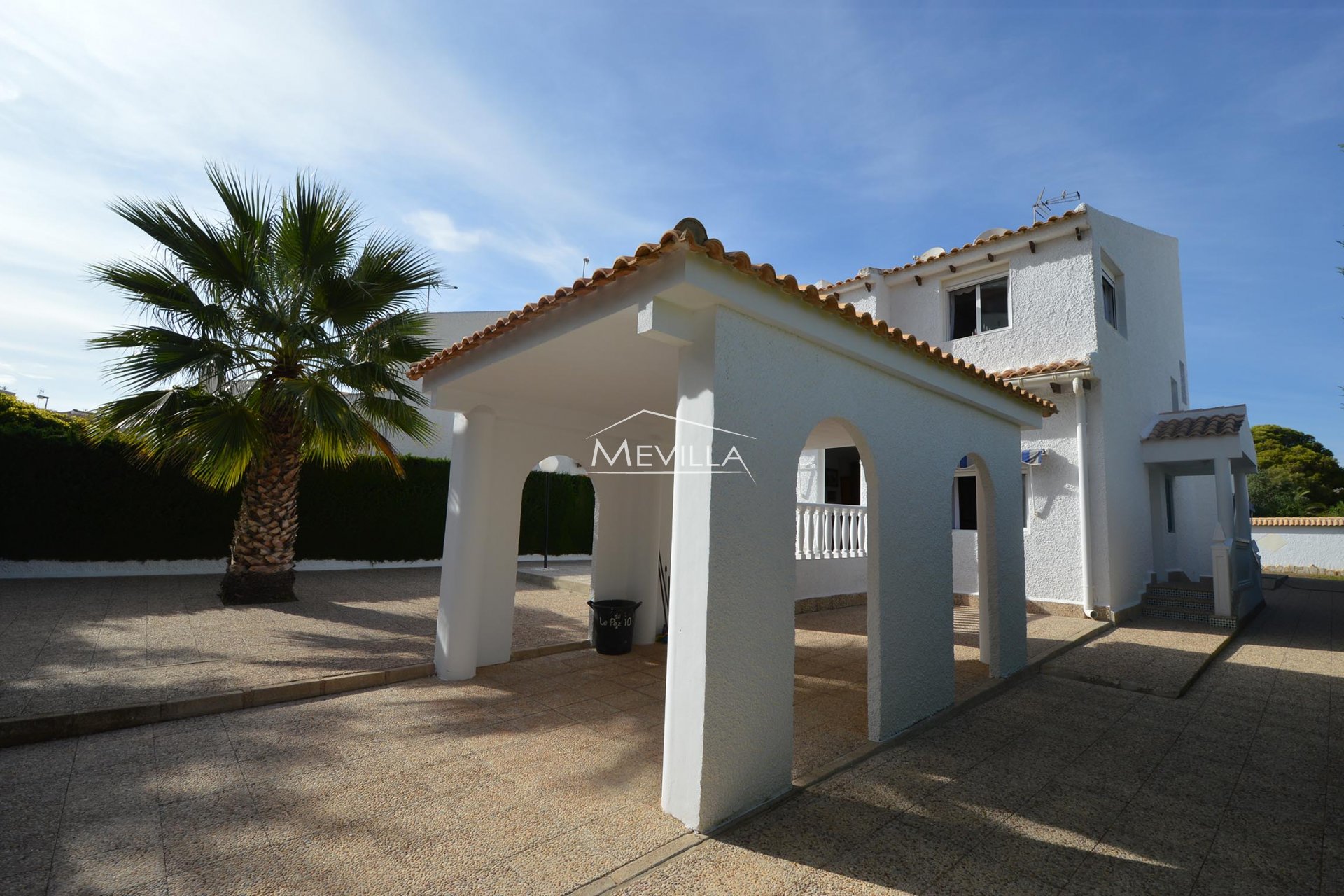 LOVELY AND SPACIOUS VILLA IN LA ZENIA LOVELY AND SPACIOUS VILLA IN LA ZENIA