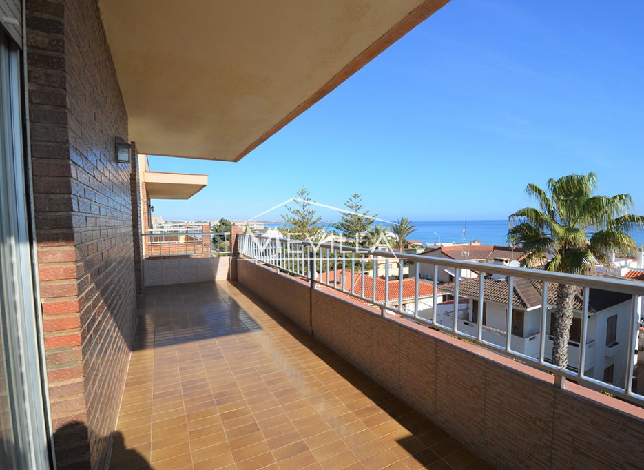 Прекрасная квартира с видом на море недалеко от пляжа в Торре де ла Орадада.