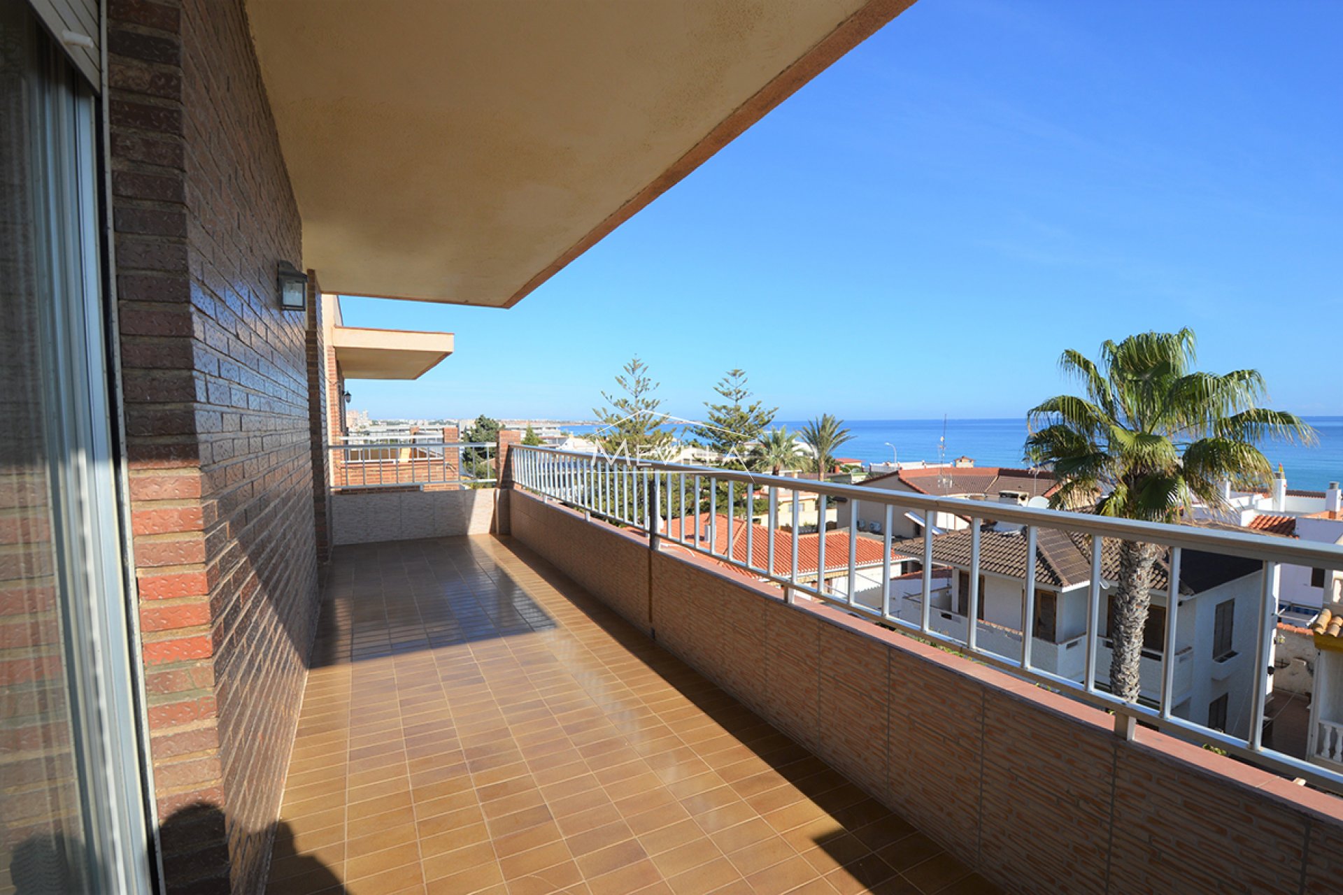 Прекрасная квартира с видом на море недалеко от пляжа в Торре де ла Орадада.