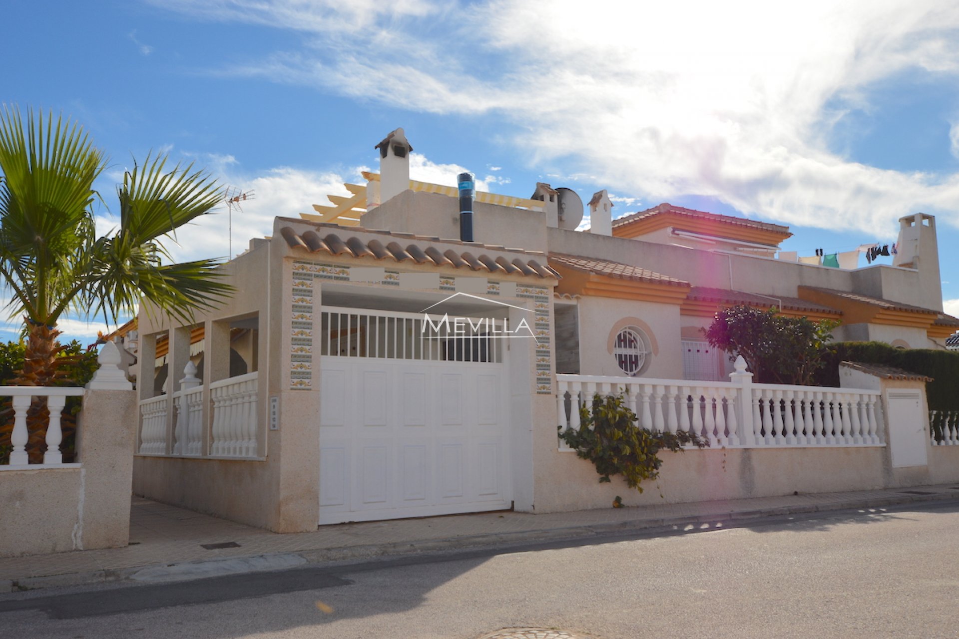 Rekkehuset med et felles svømmebasseng i Playa Flamenca til salgs