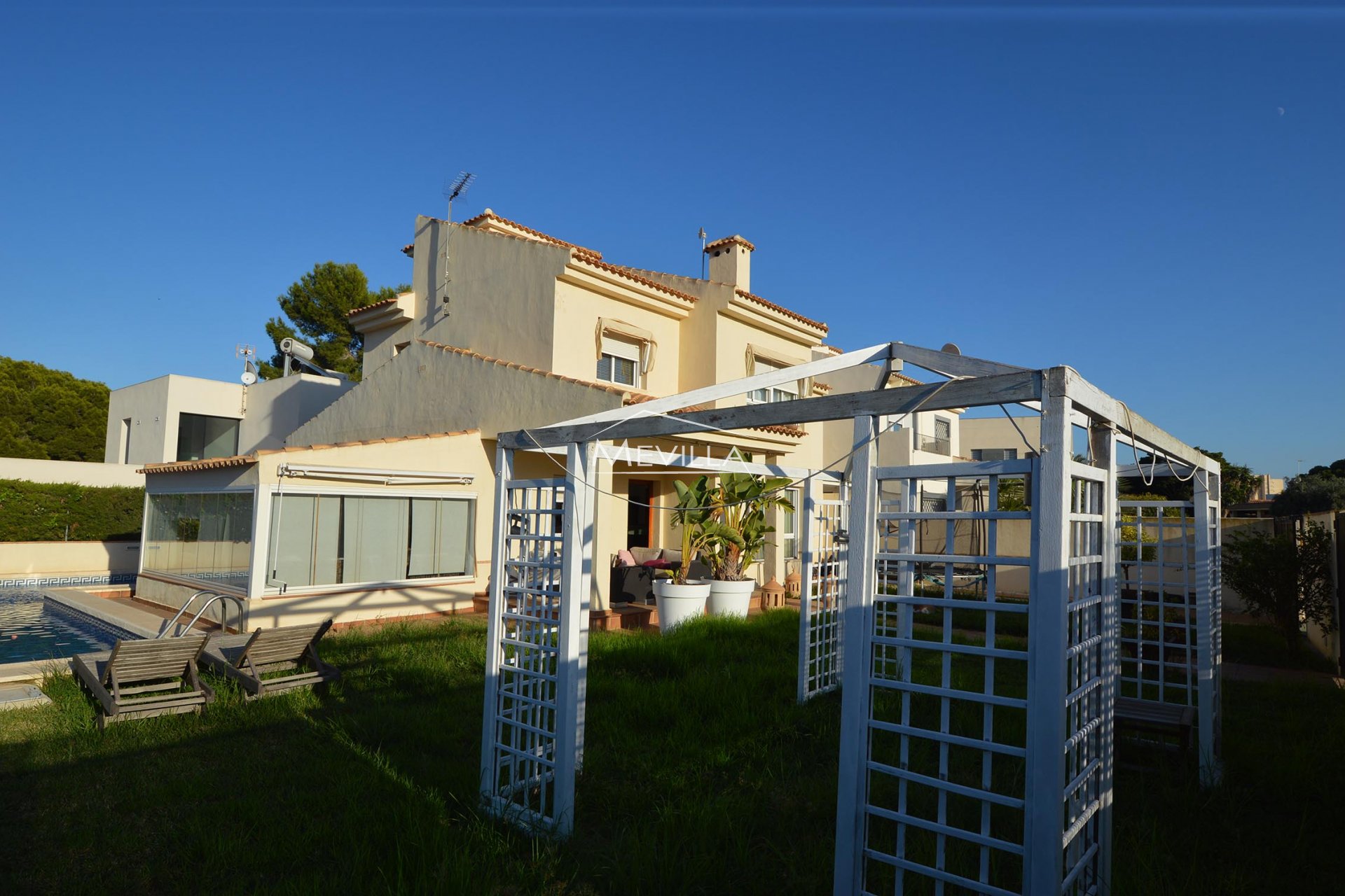 The villa with garden