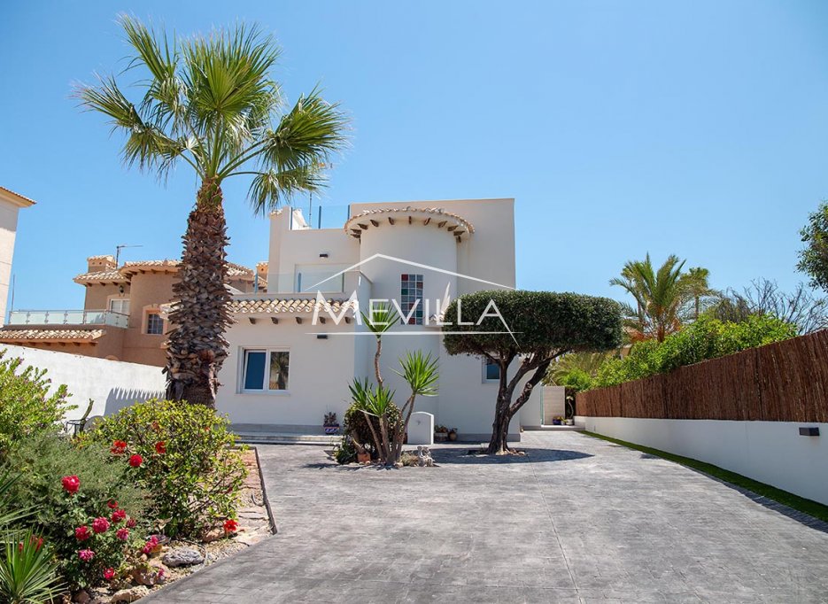 Villaen på den andre linjen av stranden i Playa Flamenca.