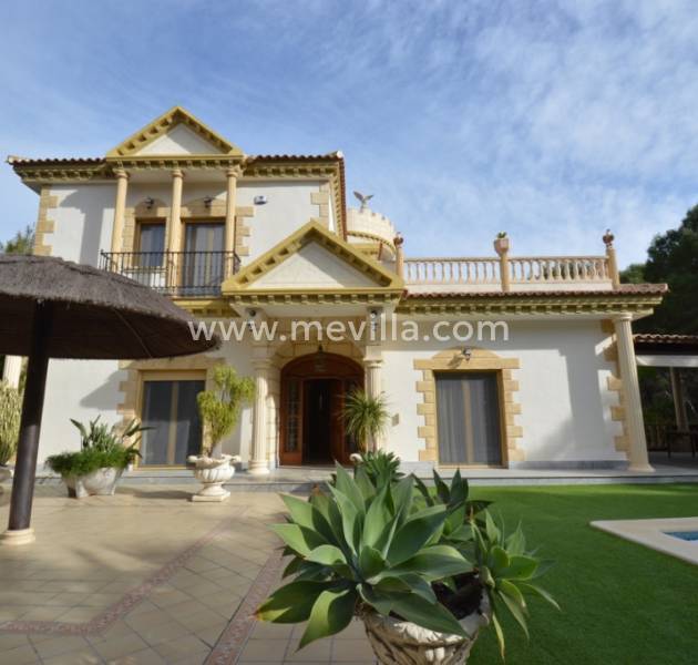 Eksepsjonell Villa til salgs i Campoamor, Orihuela Costa