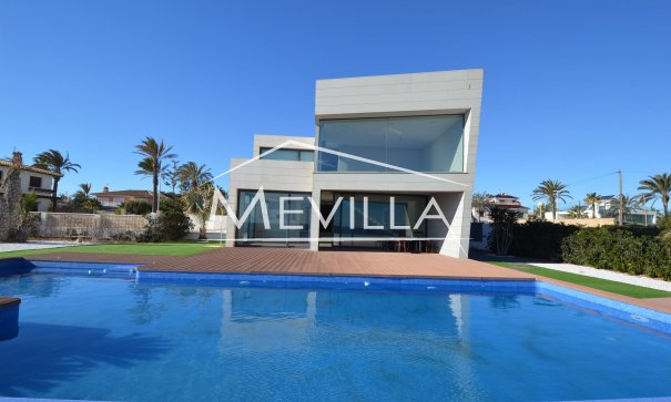 The villa with swimming pool 