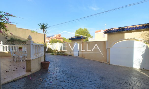 Reventas - Chalet / Villa - Orihuela Costa - Villamartin