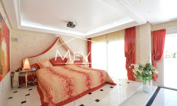 The luxury bedroom 